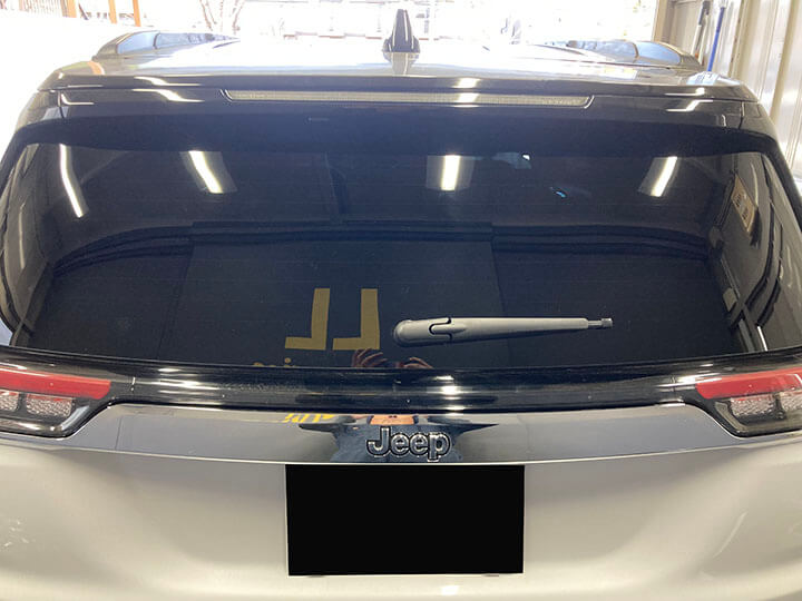 令和７年コマンダーのカーフィルム施工後のリアガラス
